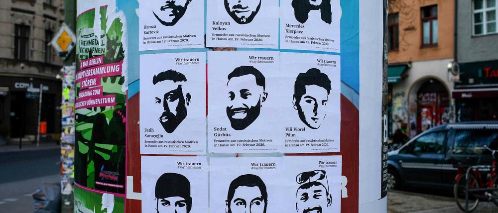 Ein Poster mit Bildern und Namen der Opfer des Anschlags von Hanau. 