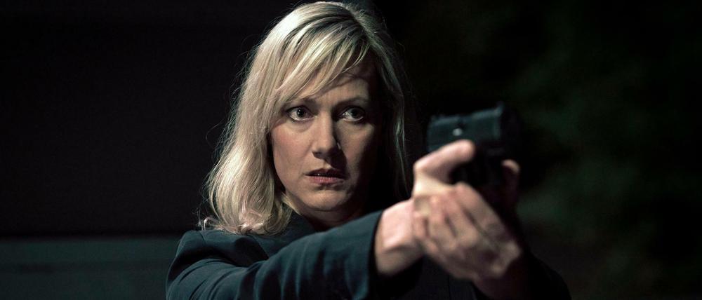 Abschied im "Tatort": Kommissarin Martina Bönisch (Anna Schudt) stellt mit gezogener Waffe einen Verdächtigen. 