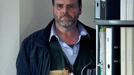 Szene aus dem "Tatort: Stur": Muhammad Hövermann (Felix Vörtler) hat sich in der Bank verschanzt, mit einem Sprengstoffgürtel.