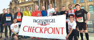 Die Laufgruppe des Berlin-Newsletters: das Team Checkpoint vom Tagesspiegel beim Halbmarathon 2019 vor dem Reichstag.
