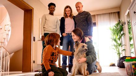 Theo Fankhauser (David Grüttner, l.) stellt Familienhund Fredo dem Rest der Familie vor.