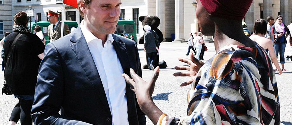 Nikeata Thompson konfrontiert den FPD-Politiker Daniel Bahr für die ProSieben-Sendung "Task Force Berlin" mit den Fragen von jungen Menschen.