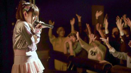 Idol und Sängerin Rio bei einem Auftritt in Tokio. Das männliche Publikum ist entzückt.