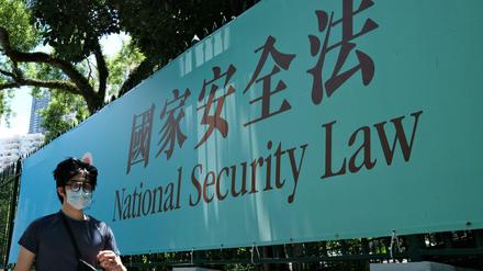 Hinweisbanner auf das Sicherheitsgesetz in Hongkong 