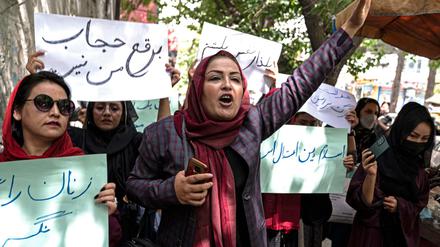 Riskant. Jegliche Form der Meinungsäußerung hier ein Protest von Frauen gegen den Burka-Zwang, ist in Afghanistan lebensgefährlich. Das gilt besonders für Journalisten.
