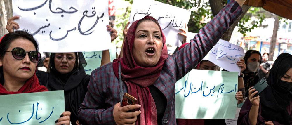 Riskant. Jegliche Form der Meinungsäußerung hier ein Protest von Frauen gegen den Burka-Zwang, ist in Afghanistan lebensgefährlich. Das gilt besonders für Journalisten.
