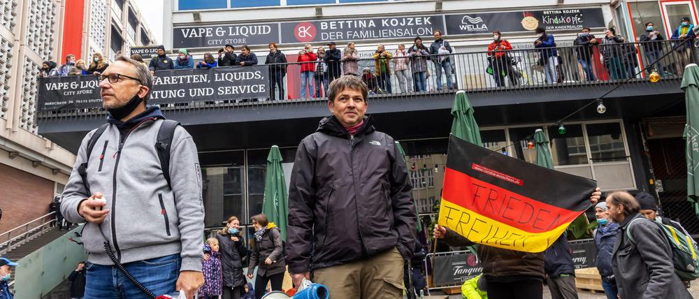 Bloß keine Reporter: Trotz Verbot haben mehrere Hundert Gegner der Corona-Maßnahmen in Stuttgart demonstriert. 