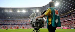 Ein Kameramann des Bezahlsenders Sky filmt die Partie FC Bayern München gegen VfL Wolfsburg in der Alianzarena. Laut einem Bericht der Bild soll der Sender auch künftig die TV-Übertragungsrechte der Bundesliga behalten. 