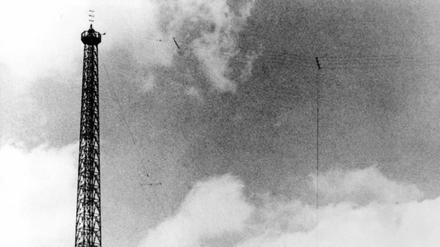 An dem 100 Meter hohen Stahlgitterturm (links) in Freimann bei München wurde vor 70 Jahren die erste Antenne zur Sendung von UKW-Rundfunk in Betrieb genommen.
