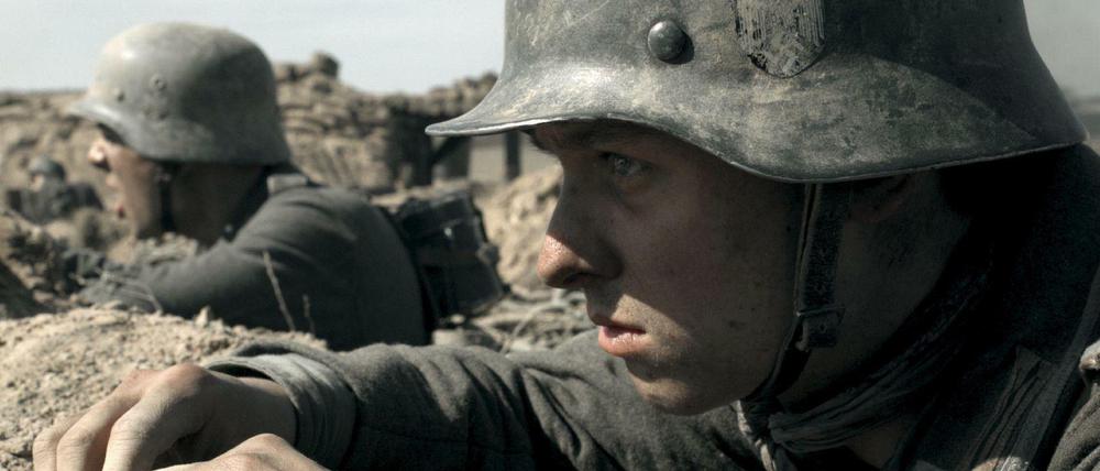 "Fünf Stunden Selbstmitleid", lautet eine der US-Kritiken an "Unsere Mütter, unsere Väter". Tom Schilling (r.) spielt in dem Film den Soldaten Friedhelm. 