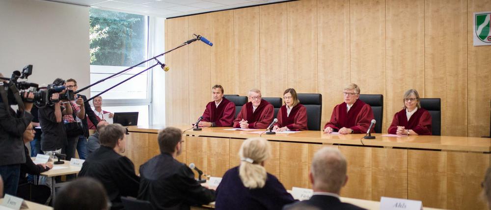 Das Gericht unter der Leitung der Verfassungsrichterin Ricarda Brandts (3.v.l) in Münster (Nordrhein-Westfalen)