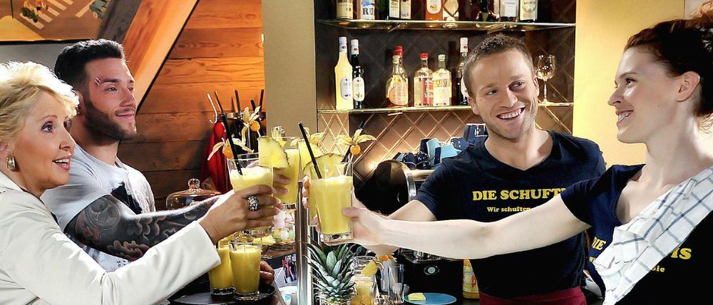 Andere Ausstrahlungsmodelle. Die Bar "No Limits" in der ARD-Soap "Verbotene Liebe" soll geschlossen werden. Fans hoffen auf ein Weiterleben der Serie im Internet.