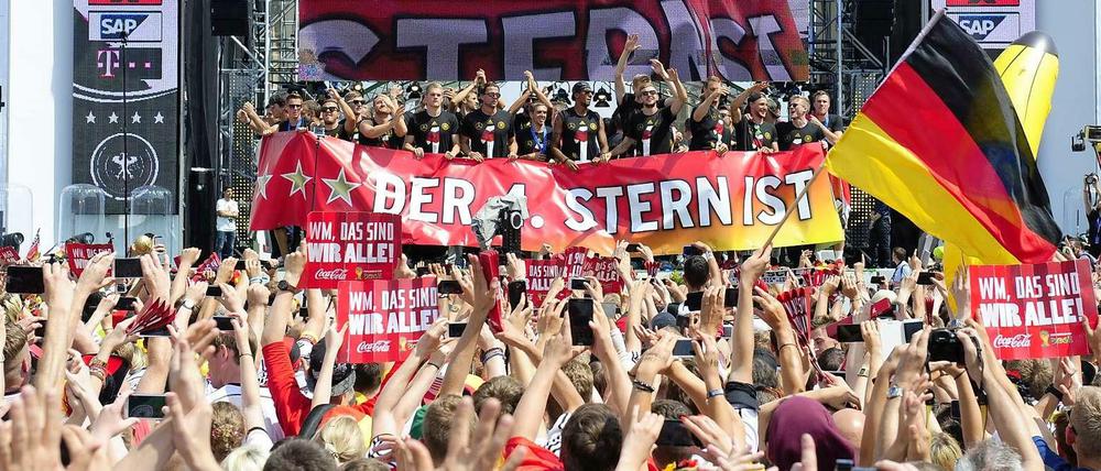 "Wir sind alle Weltmeister" - Die deutsche Nationalmannschaft feiert gemeinsam mit den Fans auf der Fanmeile am Brandenburger Tor. Und aus den Lautsprechern dröhnt "Seven Nation Army von den White Stripes.