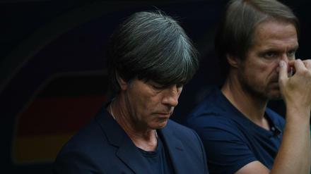 Tief im Tunnel. Trainer Joachim Löw (links) und Assistenztrainer Thomas Schneider erleben die Niederlage gegen Mexiko.