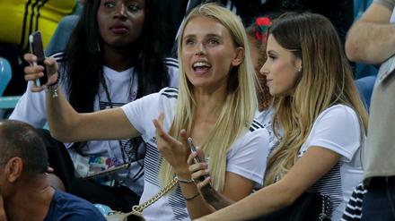 Fußball-WM 2018: Scarlett Gartmann (li.), die Ehefrau von Marco Reus, und Christina Raphaella Ginter, die Ehefrau von Matthias Ginter, beim Spiel Deutschland gegen Schweden in Sotschi.