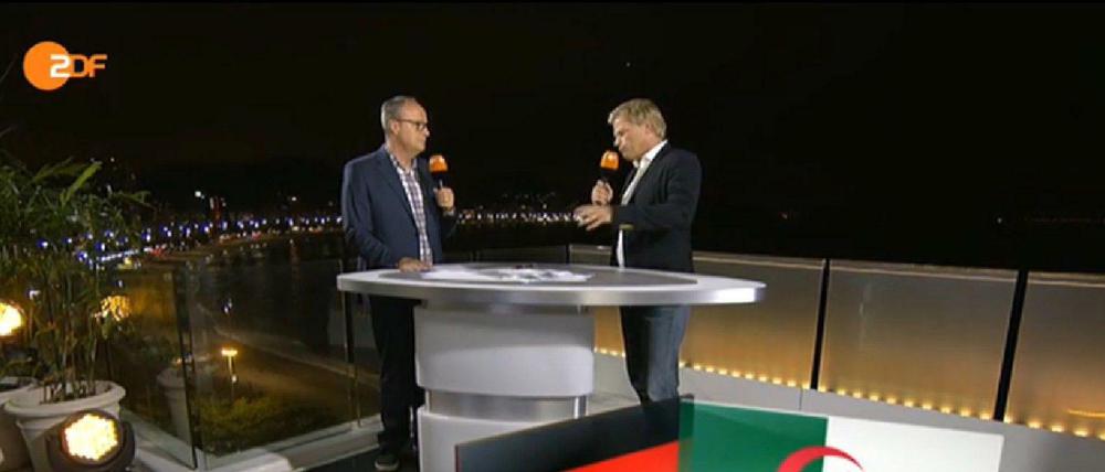 Nach dem 2:1-Sieg der deutschen Mannschaft über Algerien analysieren Oliver Welke (l.) und Oliver Kahn im ZDF das Spiel. 