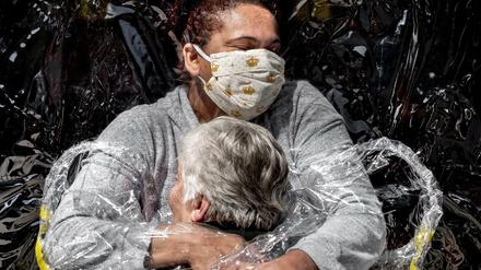Die 85-jährige Rosa Luzia Lunardi wird von der Krankenschwester Adriana Silva da Costa Souza umarmt - die erste Umarmung, die sie seit fünf Monaten erhält. Das Bild des dänischen Fotografen Mads Nissen ist das Welt-Pressefoto des Jahres 2021. 