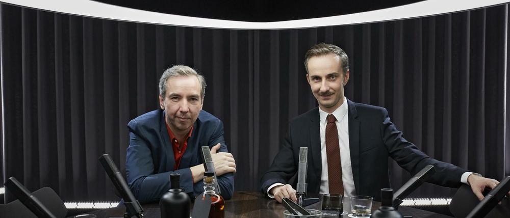 Olli Schulz und Jan Böhmermann in der Kulisse ihrer ZDFneo-Fernsehtalkshow "Schulz und Böhmermann". 