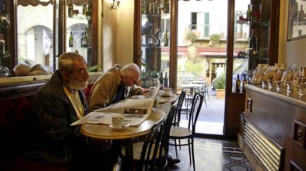 Zeitungsleser in einer Bar in der Toskana.