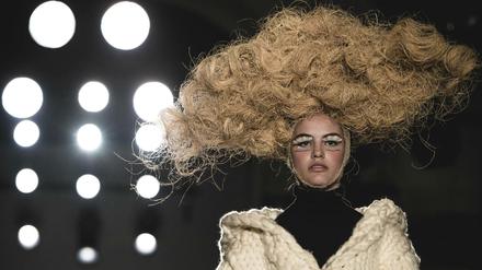 Tolle Frisur. Ein Model präsentiert die neue Kollektion von Little Creative Factory auf einer Modenschau im Rahmen der 080 Barcelona Fashion. 