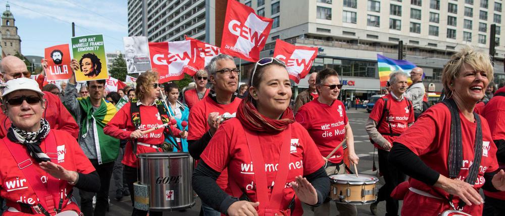 Trommler nehmen am Demonstrationszug der Gewerkschaften am 1. Mai teil.