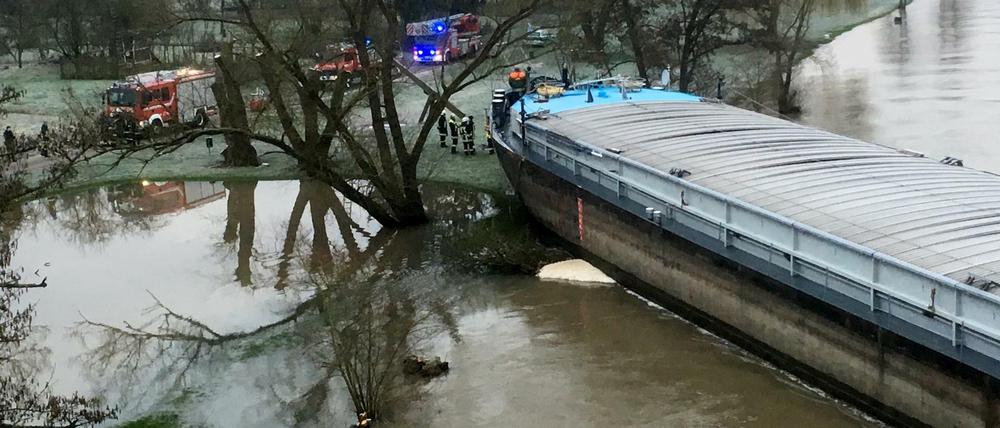 Ein 105 Meter langes Güterschiff hat sich am 26.02.2016 bei Lohr am Main im Landkreis Main-Spessart (Bayern) an einer Brücke quergestellt und ist auf Land gelaufen.