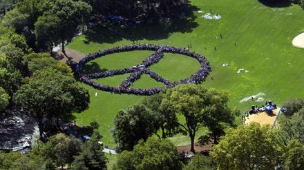 Ein Friedenssymbol im Central Park in New York am Dienstag, bestehend aus über 2000 Menschen. Anlass war der Geburtstag von John Lennon, der am Freitag 75 Jahre als geworden wäre. Yoko Ono hatte die Aktion gestartet, den Weltrekord allerdings verfehlt.