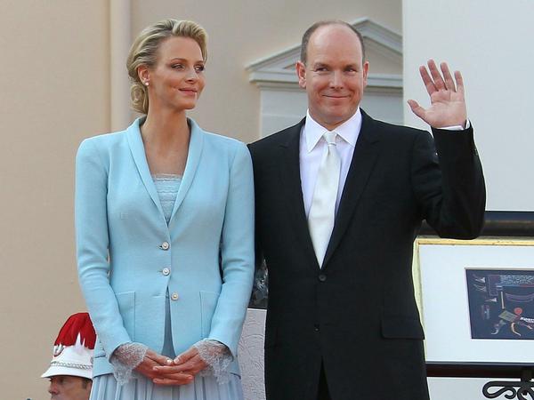 Fürst Albert von Monaco und Fürstin Charlene nach ihrer standesamtlichen Hochzeit am 1. Juli 2011. 
