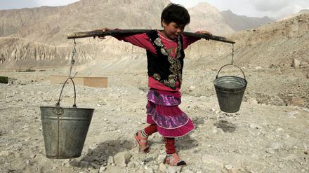 Ein Kind holt Wasser am Karakorum-Highway nahe Gez in der chinesischen Autonomen Region Xinjiang-Uighur.