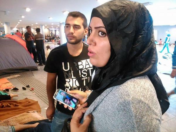 Zeinab sucht mit Hisham im Bahnhof Keleti nach ihren verschollenen Cousins. 