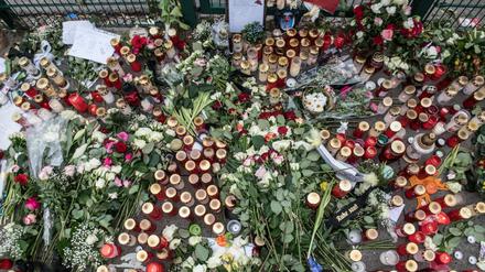 Berlin: Blumen, Kerzen und Gedenkschreiben haben Menschen am Eingang zur Eisschnelllaufhalle an der Konrad-Wolf-Straße zum Gedenken an die ermordete Keira abgelegt. 