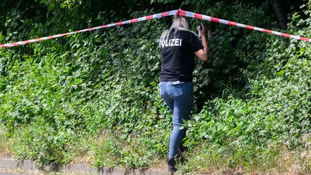 Eine Mitarbeiterin der Spurensicherung steht am Tatort in Salzgitter.