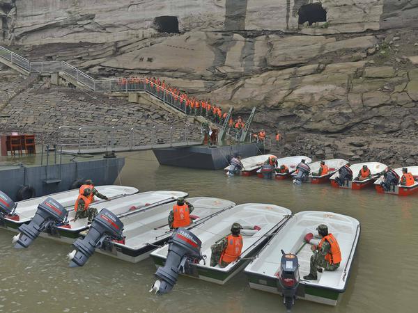 Rettungskräfte in China begeben sich in Rettungsbote. Ein Schiff mit mehr als 450 Menschen an Bord ist auf den Jagtse-Fluss gesunken. 