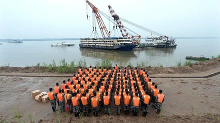 Rettungskräfte und Soldaten versammeln sich vor dem Jangtse-Fluss in China. Das Schiff "Eastern Star" wurde komplett geborgen und wird an Land geschleppt. Bei der Katastrophe kamen 434 Menschen ums Leben.