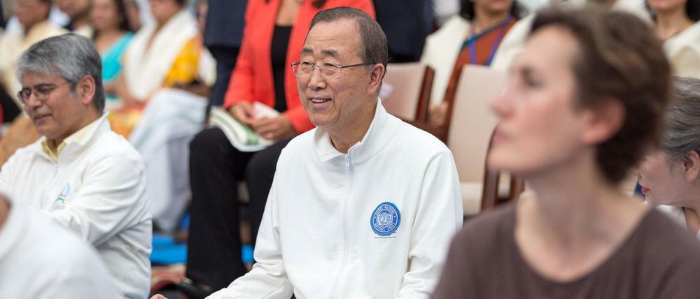 Ban Ki Moon im Lotussitz in New York: Der UN-Generalsekretär nimmt am ersten internationalen Yoga-Tag teil.