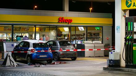 Ein Tankstellenshop in Flums, Schweiz, nachem ein 17-jähriger Mann mehrere Personen mit einer Axt verletzt hatte. 