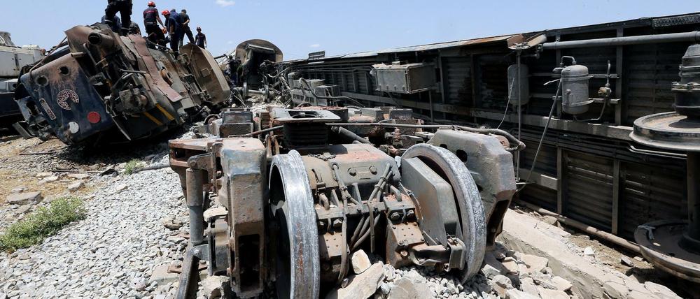 Rettungskräfte in Tunesien an der Unfallstelle in El Fahes, 60 km südlich von Tunis am Dienstag. Beim Zusammenstoß von einem Zug und einem Bus sind mindestens 18 Menschen ums Leben gekommen. 