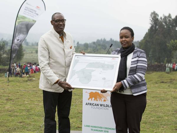 Der Geschäftsführer der „African Wildlife Foundation“: Kaddu Sebunya (l.) – hier im Jahr 2018 in Ruanda. 