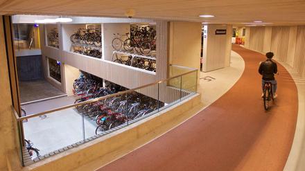 In Utrecht steht jetzt das nach Aussage der Stadt mit 12.500 Plätzen größte Fahrradparkhaus der Welt.