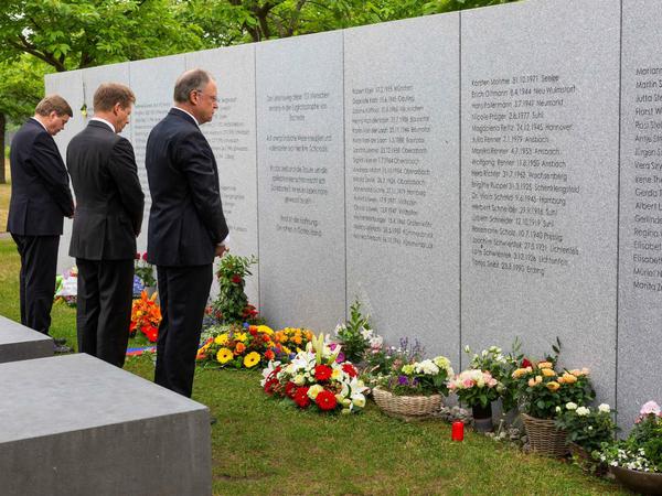 Gedenken der Opfer: Der Parlamentarische Staatssekretär Enak Ferlemann, Bahnchef Richard Lutz und Ministerpräsident Stephan Weil (l-r.).