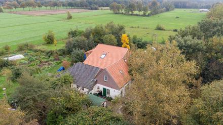 Auf diesem Hof in der Provinz Drenthe soll ein 58-jähriger Österreicher jahrelang eine Familie im Keller gehalten haben.