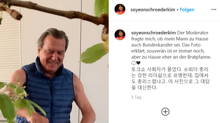Gerhard Schröder kocht in ärmelloser Daunenweste.