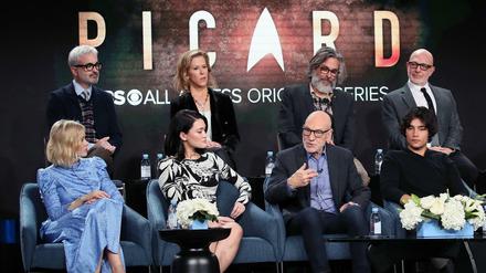 Patrick Stewart (untere Reihe, 2.v.r.) mit „Star Trek: Picard“-Kollegen bei der Vorstellung der Serie in Kalifornien.