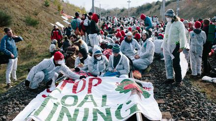 Mehrere tausend Aktivisten versuchten am Wochenende den Kohlebetrieb der RWE lahmzulegen und blockierten dabei die Schienen des Tagebaus.