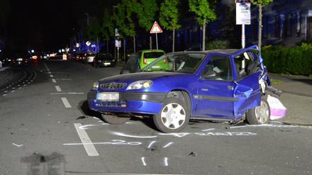 Nordrhein-Westfalen, Moers: Das zerstörte Auto der unbeteiligten Frau steht auf einer Straßenkreuzung. (Archivbild 22.04.2019)