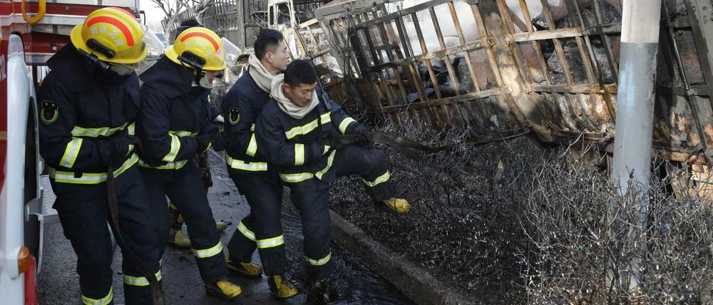 Feuerwehrleute arbeiten am Unglückort in der Nähe von Hebei Shenghua Chemical Industry Co. Ltd.