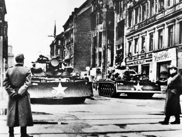 Sowjetische Panzer rollten am 17. Juni 1953 in Berlin ein, um die Demonstrationen einzudämmen.