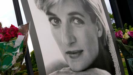 Erinnerung: Blumen und ein Portrait von Diana stehen an anlässlich ihres Todestages vor dem Kensington Palace in London.