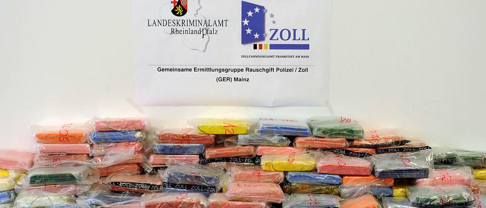 Teile eines Fundes von 300 Kilogramm Kokain liegen am 25.09.2015 bei Landeskriminalamt Rheinland-Pfalz in Mainz. Das Rauschgift mit einem Straßenverkaufswert bis zu 90 Millionen Euro ist im südpfälzischen Wörth am Rhein entdeckt worden.