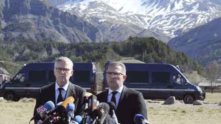 1. April 2015: Carsten Spohr (r), CEO von Lufthansa, und Thomas Winkelmann, CEO von Germanwings, sprechen auf einer Pressekonferenz an der Absturzstelle, wo eine Stele zum Gedenken der Opfer errichtet wurde.
